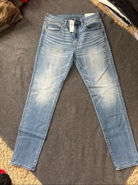American Eagle Outfitters Athletic Fit Jeans - Light Blue Denim; 32/34